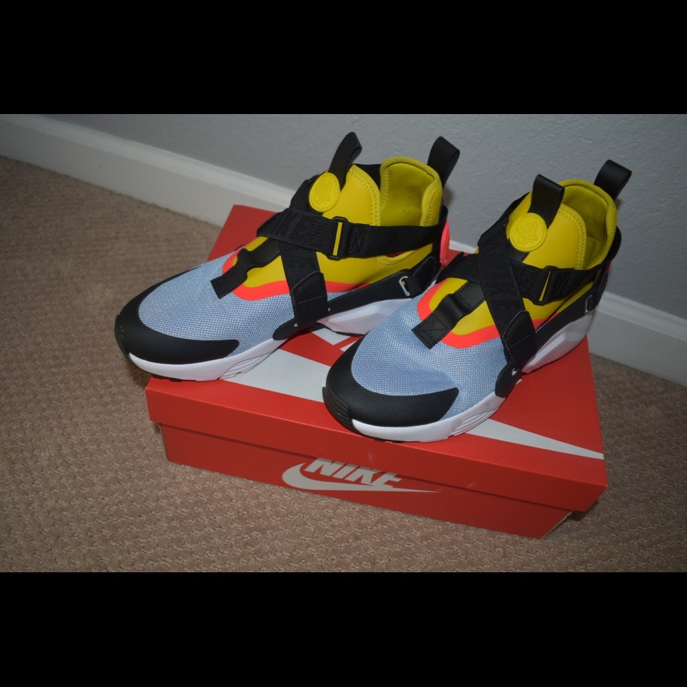 NIKE AIR HUARACHES CITY WOMEN’S SHOES